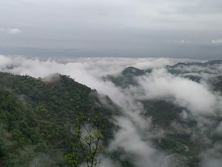 मसूरी – दून घाटी में बादलों की चादर देख अभिभूत हुए पर्यटक, जमकर खींचे फोटो।