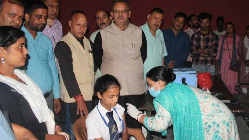 मंत्री जोशी ने सेवा पखवाड़ा के तहत कोविड टीकाकरण अभियान का किया शुभारंभ।