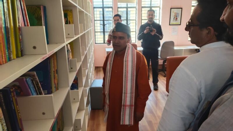 शिक्षा मंत्री ने किया गौचर में ई-पुस्तकालय का निरीक्षण।