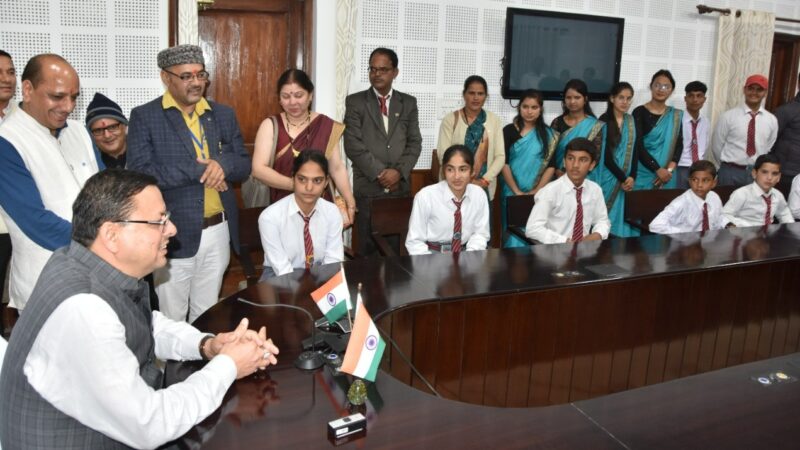 बाल शिक्षा सदन स्कूल बड़कोट के छात्रों ने मुख्यमंत्री धामी से की भेंट, मुख्यमंत्री से मिलकर उत्साहित नजर जाये छात्र।