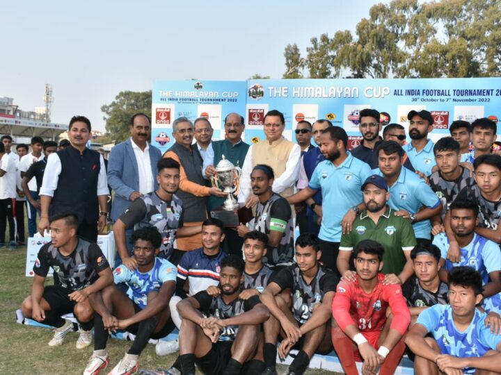 दि हिमालयन कप ऑल इण्डिया फुटबॉल टूर्नामेंट – सीएम पुष्कर सिंह धामी ने विजेता टीम को प्रदान की ट्रॉफी।