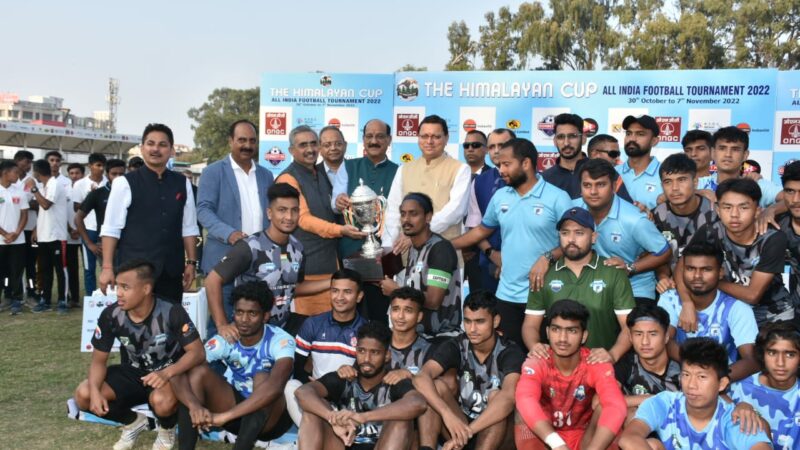 दि हिमालयन कप ऑल इण्डिया फुटबॉल टूर्नामेंट – सीएम पुष्कर सिंह धामी ने विजेता टीम को प्रदान की ट्रॉफी।