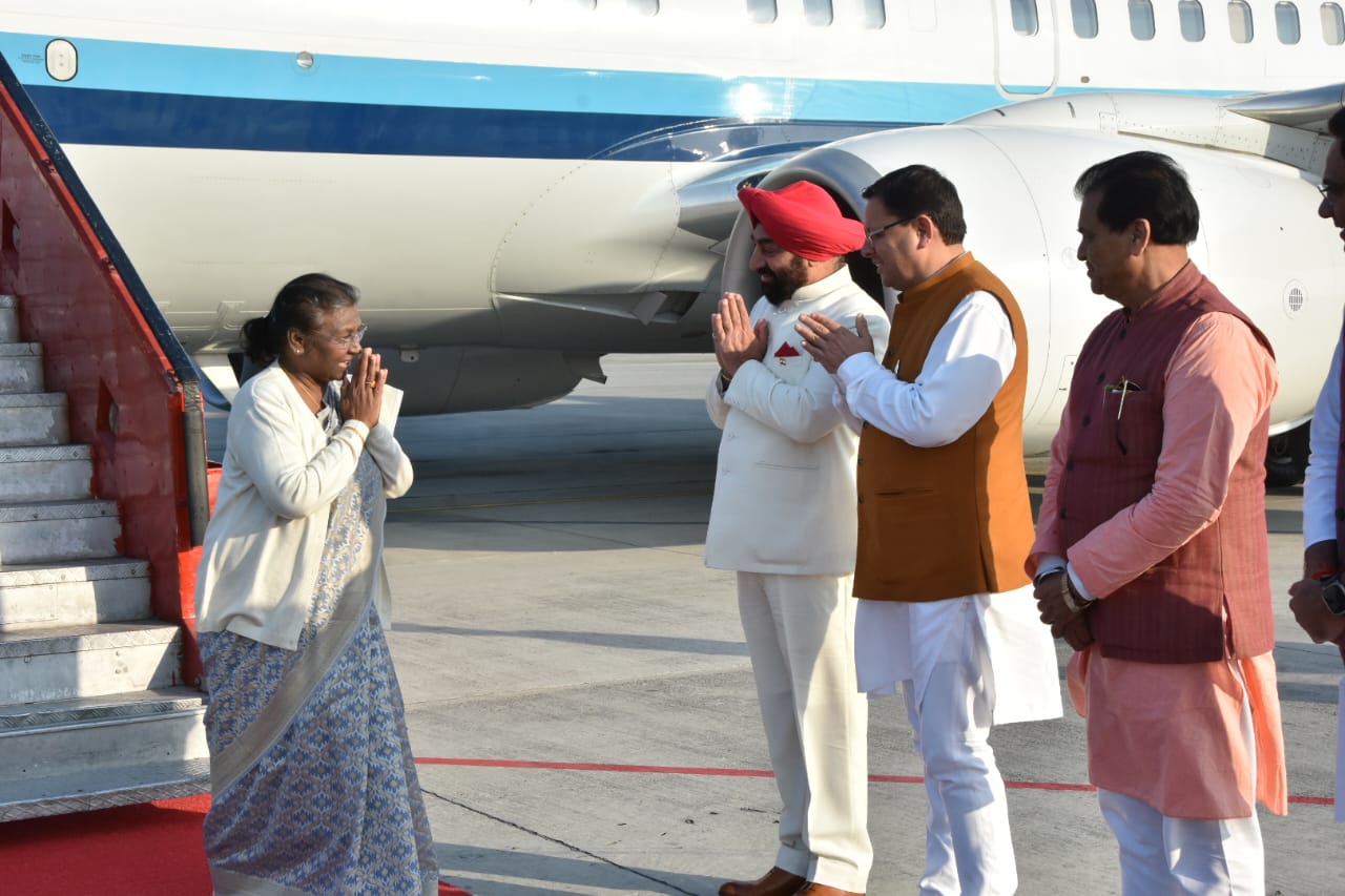 राज्यपाल और सीएम पुष्कर सिंह धामी ने राष्ट्रपति के उत्तराखंड आगमन पर किया स्वागत।
