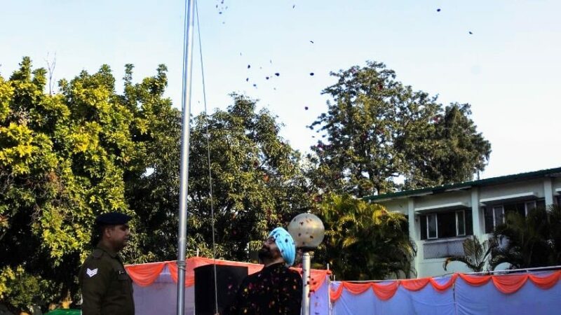 मुख्य सचिव डॉ. सन्धु ने गणतंत्र दिवस के अवसर पर सचिवालय में फहराया राष्ट्रीय ध्वज।