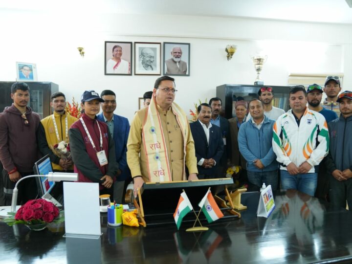 मुख्यमंत्री धामी ने खेलो इंडिया विंटर गेम्स में स्नो स्कीइंग और स्नो शू में उत्तराखण्ड के पदक विजेताओं को किया सम्मानित।